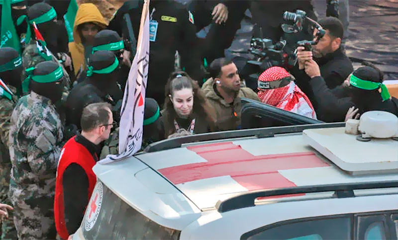 Tregua en Gaza: Hamas libera a la primera de 8 rehenes mientras e Israel promete hacerlo con 110 prisioneros