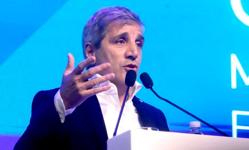 Caputo apuntó contra empresarios por la baja de impuestos: «Solo podremos con superávit fiscal»