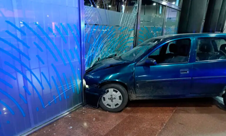 Condenaron al automovilista que chocó su auto contra el Banco Nación del cruce de las peatonales