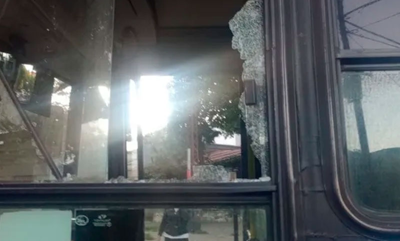 Día de furia: discutió con el chofer del colectivo y le tiró con una baldosa