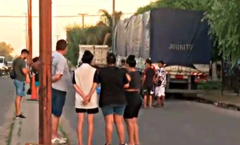Una mujer falleció al chocar con su moto contra un camión