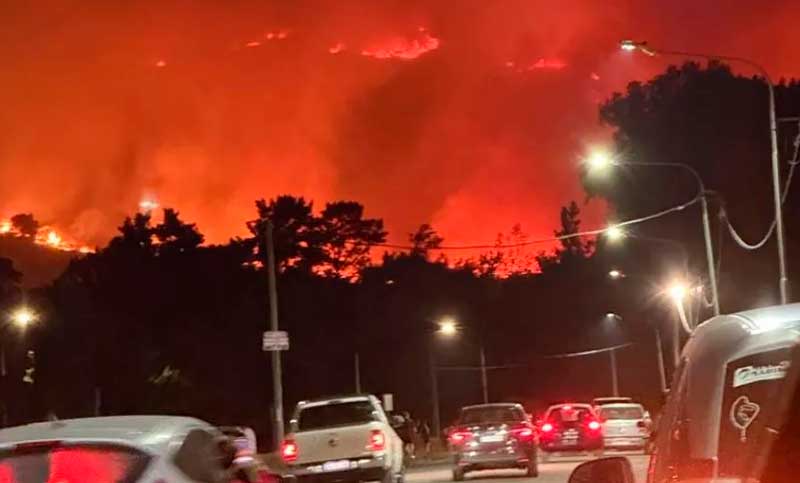 Devastador incendio en Buenos Aires: el fuego arrasa un amplio sector de las Sierras de Tandil