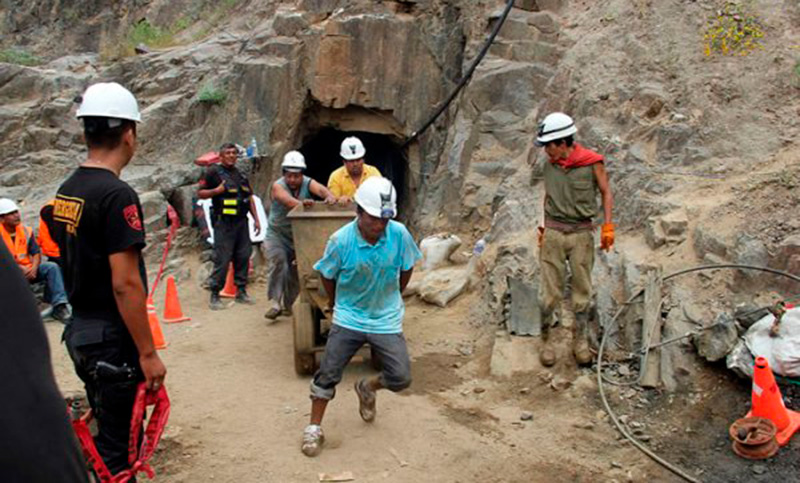 Intensifican las tareas de rescate de 17 mineros atrapados en Perú