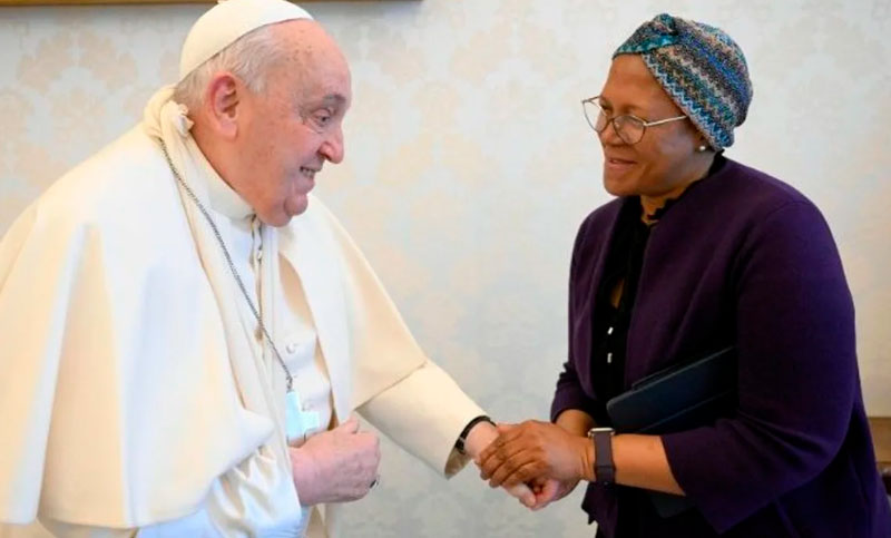 El papa Francisco sufrió una caída y debieron inmovilizarle un brazo