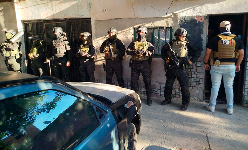 Seis detenidos en 17 allanamientos por el asesinato de un joven en barrio Tablada