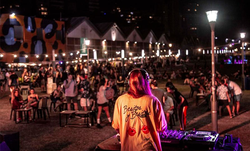 Música para disfrutar a la noche junto al río en el Galpón 11