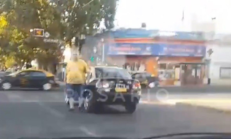 Sigue la saga de violencia veraniega: un taxista golpeó a otro con un bate de beisbol en Rosario