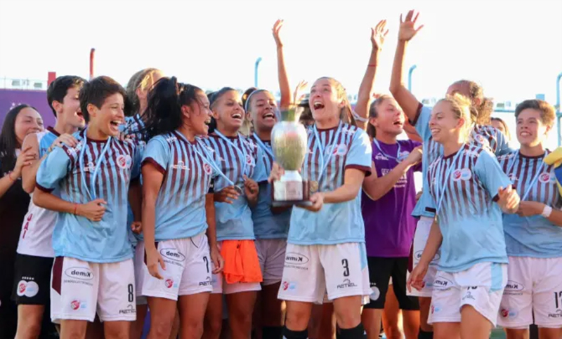 UAI Urquiza decidió descender a su exitoso equipo femenino y estalló la polémica