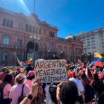 Cientos de venezolanos esperan en la Plaza de Mayo a González Urrutia
