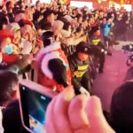 Rebelión de las máquinas: robot con Inteligencia Artificial ataca a multitud en China