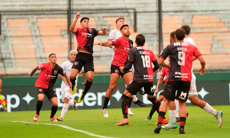 En el debut de Fabbiani, y perjudicado por el arbitraje, Newell’s perdió 2 a 0 con Barracas Central en Sarandí