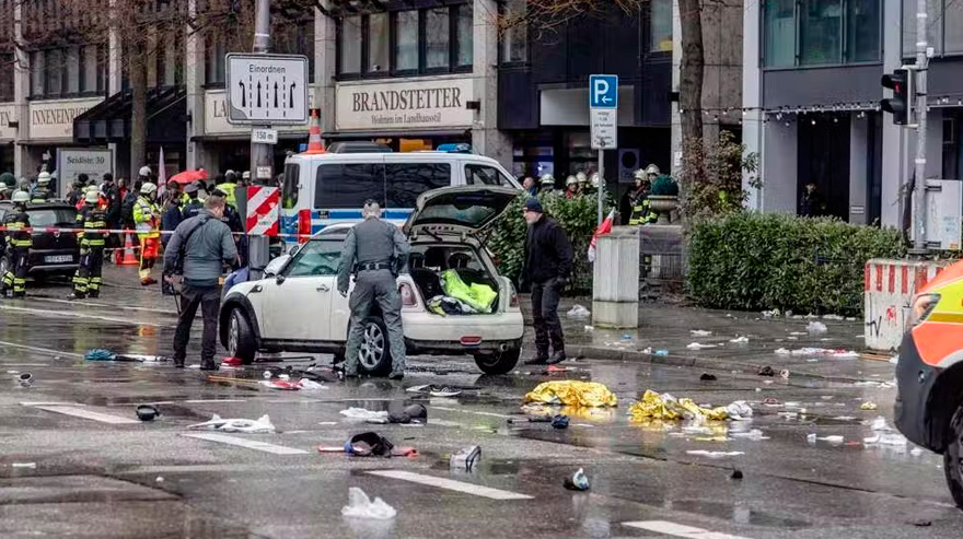 Un auto atropelló a un grupo de personas en Múnich: al menos 20 heridos