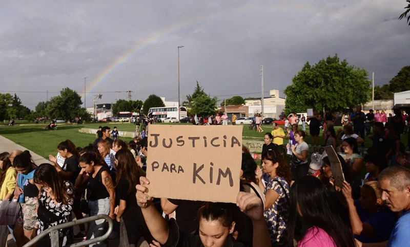 En medio del último adiós a Kim, el papá envió un duro mensaje para el padre de uno de los delincuentes que mató a su hija