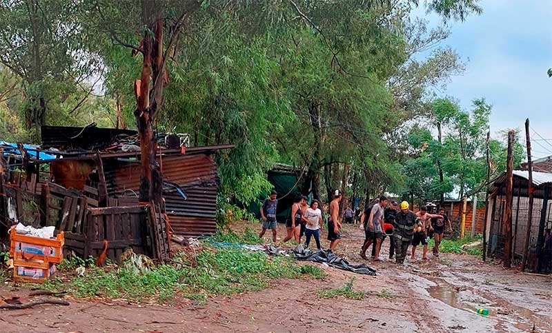 Capitán Bermúdez: a causa de la tormenta, un árbol cayó sobre una casa e hirió a dos niños