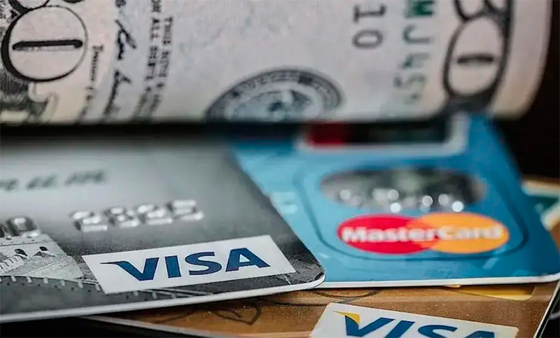 Se disparó la salida de divisas para pagar compras con tarjeta en el exterior: preocupación por la pérdida de reservas