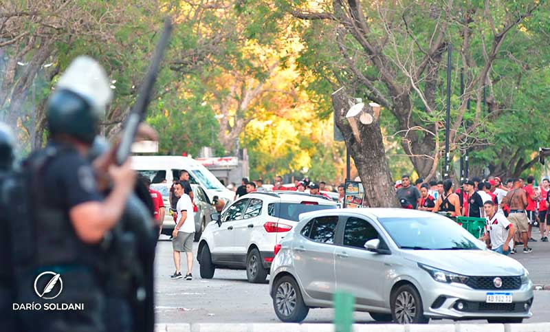 Saldo post clásico: demorados, cuatro policías heridos y diecisiete móviles policiales vandalizados