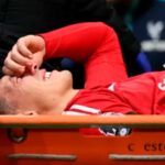 Lisandro Martínez salió lesionado y encendió las alarmas en la derrota del Manchester
