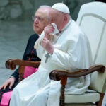 El papa Francisco no pudo continuar con la homilía por sufrir problemas respiratorios