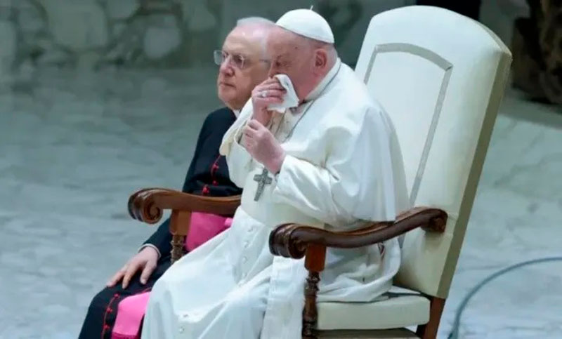 El papa Francisco no pudo continuar con la homilía por sufrir problemas respiratorios