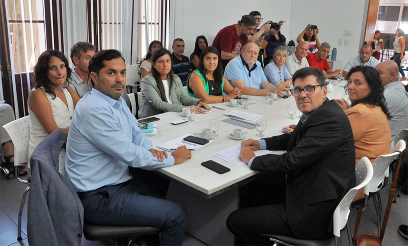 El Gobierno santafesino se reúne con estatales y docentes: ¿habrá oferta salarial sobre la mesa? 