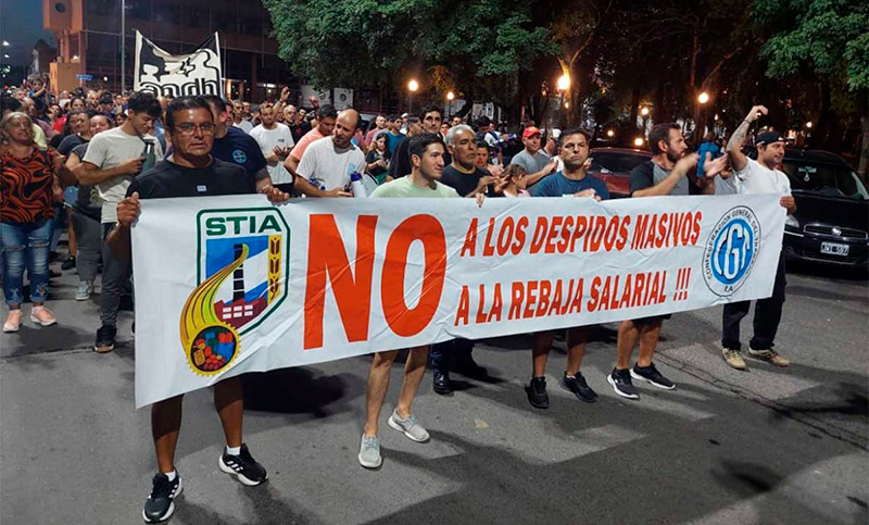 Trabajadores de Granja Tres Arroyos marcharon contra el posible despido de 1.000 operarios