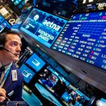 Lunes complejo: cayeron las acciones argentinas y el Riesgo País superó los 700 puntos