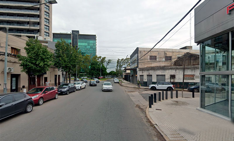 Un muerto y una mujer herida por el choque de un auto contra una baranda de metal en barrio Refinería