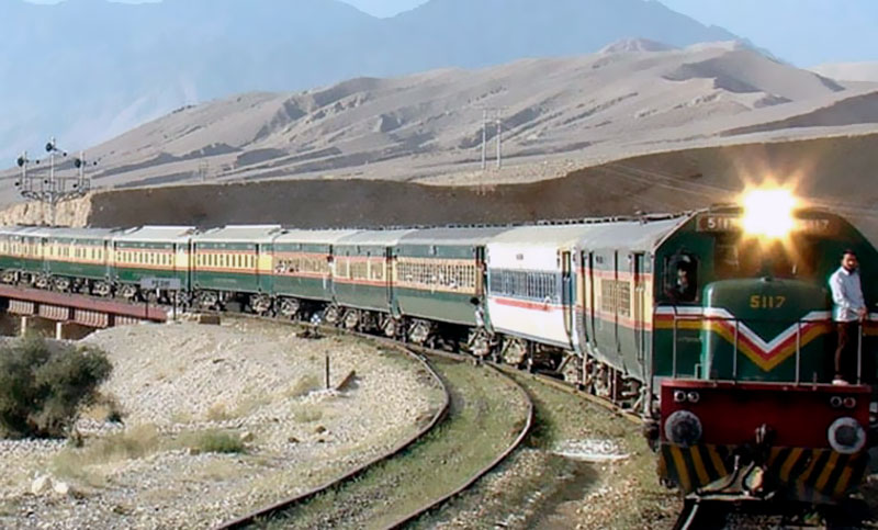 Un grupo de hombres armados atacan un tren y toman como rehenes a pasajeros en Pakistán