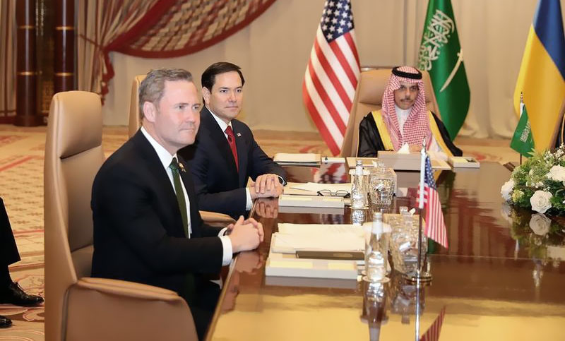 El asesor de Seguridad Nacional de Estados Unidos se responsabiliza por la filtración del chat sobre el ataque a Yemen