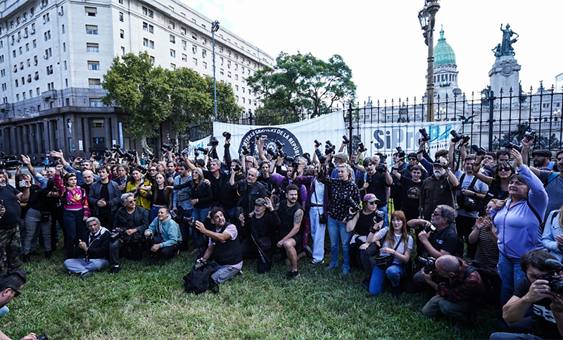 Reporteros gráficos realizaron un «camarazo» frente al Congreso y pidieron la renuncia de Bullrich
