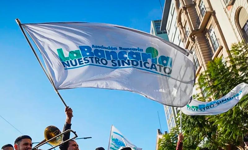 Por despidos y cierre de sucursales, la Bancaria declaró el “estado de alerta y movilización” en el Grupo Petersen