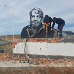 Milei ganó rechazos por demoler un monumento a Osvaldo Bayer en Santa Cruz: “Es negar las huelgas obreras”