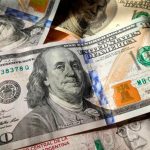 Lunes negro: subieron los dólares financieros y el blue, se hundieron los bonos y trepó el riesgo país