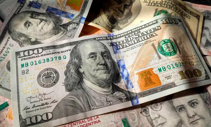 Lunes negro: subieron los dólares financieros y el blue, se hundieron los bonos y trepó el riesgo país