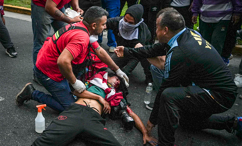 Un fotógrafo está en estado crítico tras ser herido en la cabeza por la policía de Bullrich 