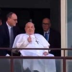 Tras 37 días de internación, Francisco recibió el alta y salió a saludar a los fieles