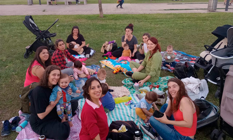 Con la consigna «maternar es político», un grupo de mamás feministas marchará con sus hijos en coche