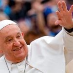 El Papa se mantiene estable, sin fiebre y «descansó bien toda la noche»