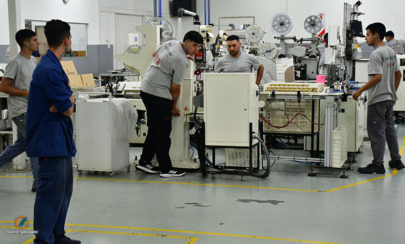 La producción industrial subió y la construcción cayó en comparación con enero de 2024