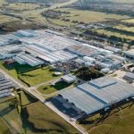 Automotrices en crisis: más despidos en la planta de Toyota y suspensiones en General Motors