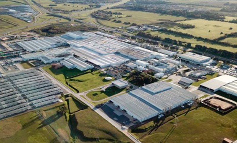 Automotrices en crisis: más despidos en la planta de Toyota y suspensiones en General Motors