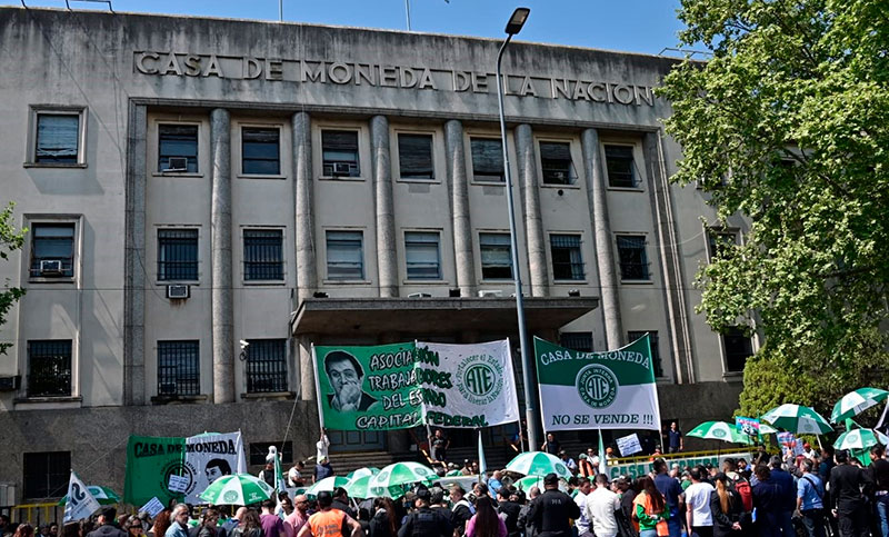 Trabajadores de la Casa de la Moneda montaron una radio abierta en la puerta del organismo para seguir denunciando su situación