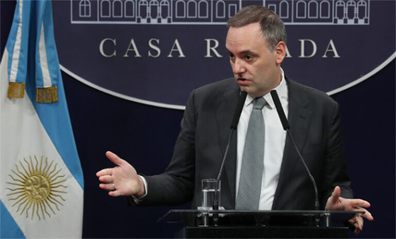 Denunciaron a Manuel Adorni por “utilizar recursos y medios públicos para autopromoción”