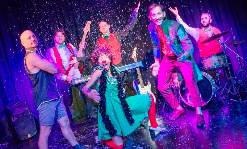 Magia, música y acrobacia con Aquiraz Circo en el teatro de Empleados de Comercio