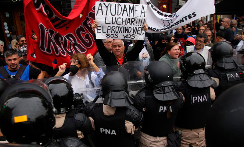 Un modelo que cierra con represión: palos y gases en una nueva marcha de los jubilados en el Congreso