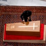 Cerró el féretro de Francisco: una cruz, el escudo del Vaticano y una placa con su nombre, los detalles principales