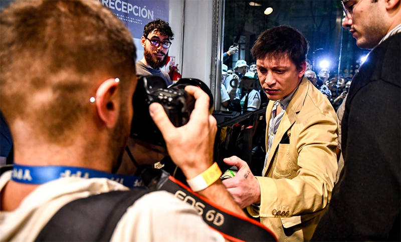 Gestos mafiosos e impunidad: Santiago Caputo amenazó a un fotoperiodista de Tiempo Argentino