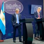 Caputo anunció la liberación del “cepo” al dólar a partir del lunes y su libre flotación en bandas