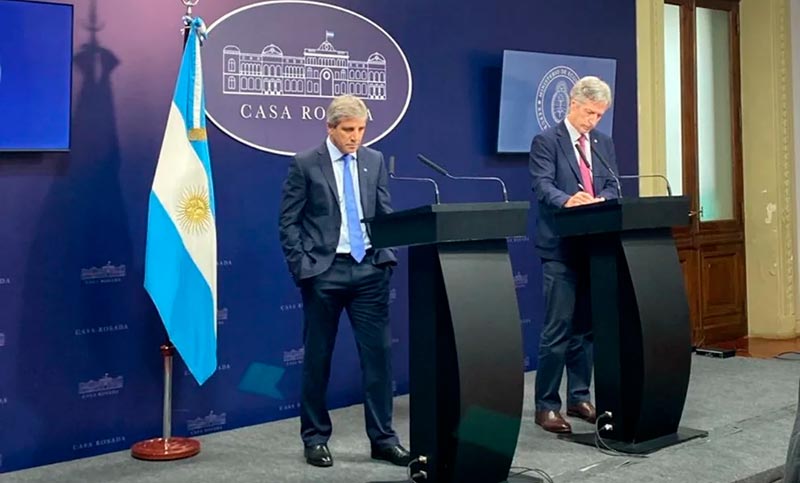 Caputo anunció la liberación del “cepo” al dólar a partir del lunes y su libre flotación en bandas