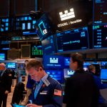 Las acciones nacionales comenzaron la semana a la baja, atadas a las pérdidas de Wall Street